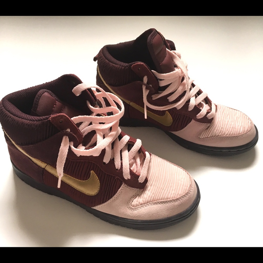Nike Women's Sneakers in Burgundy and Gold